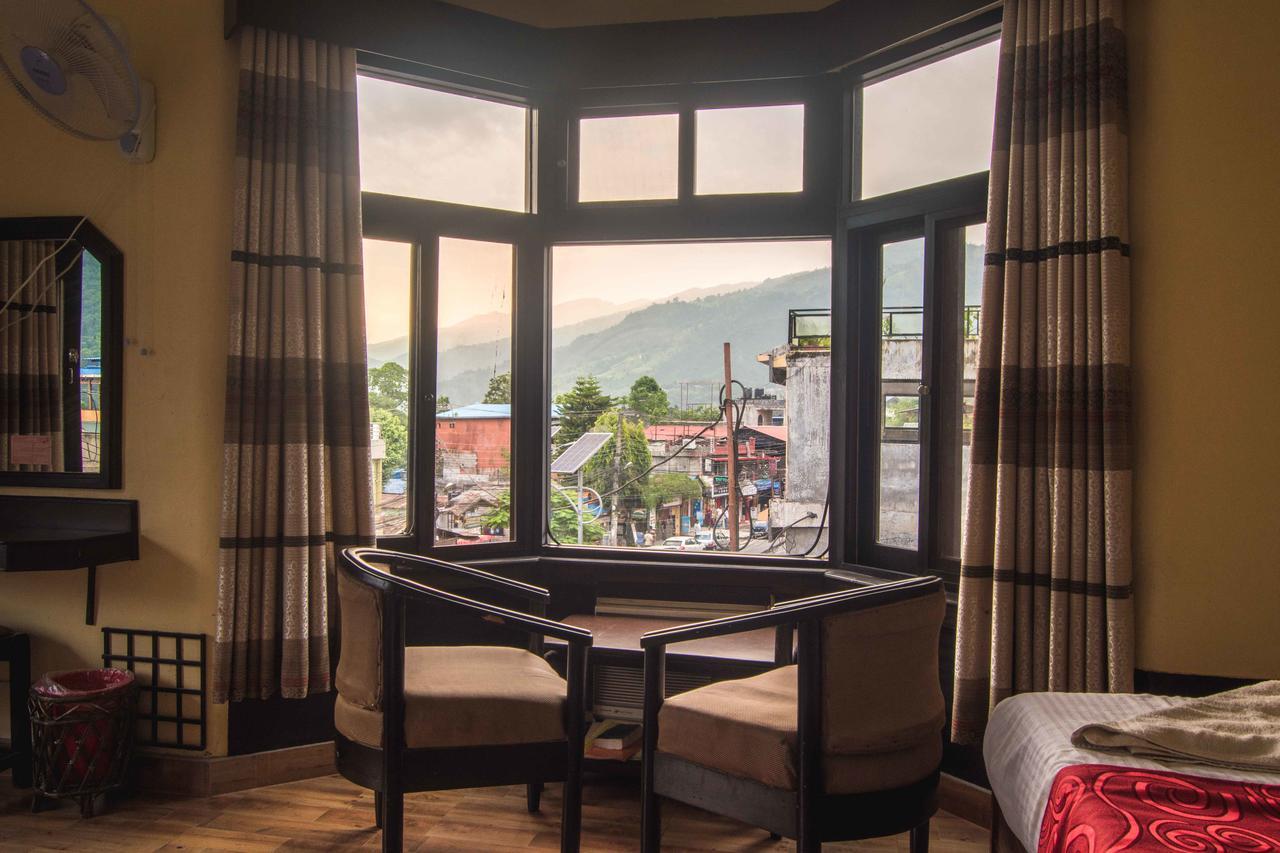 Hotel Meera Pokhara Extérieur photo